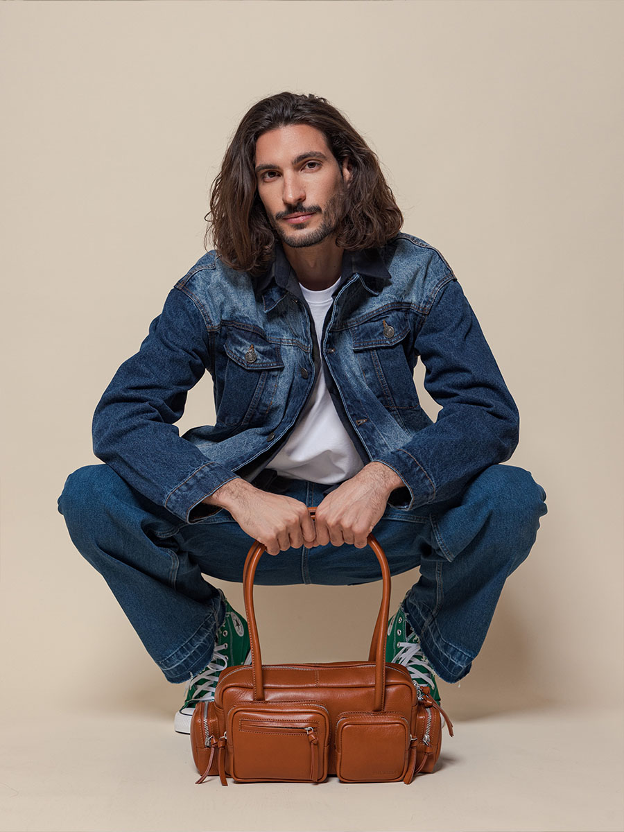 multipockets-bag-brown-leather-lebasset-90s-cognac-ambient-view-w56-co