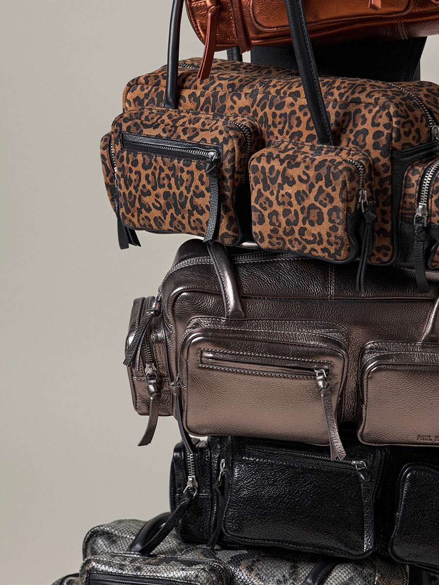 multi-pockets-bag-leopard-black-leather-lebasset-90s-leopard-focus-material-view-w56-lp-b