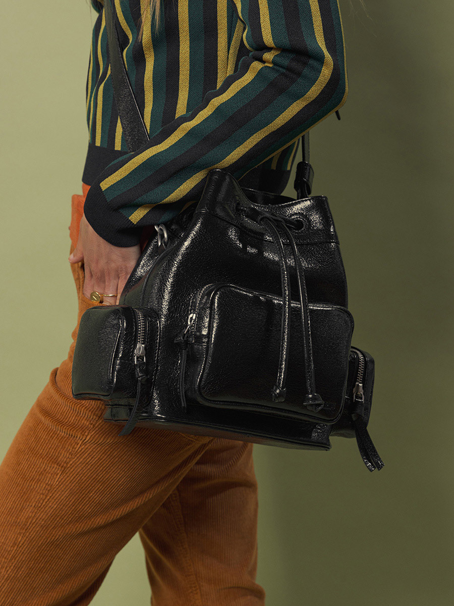 bucket-bag-leather-shimmering-black-leseau-90s-eclipse-ambient-view-w57-m-b