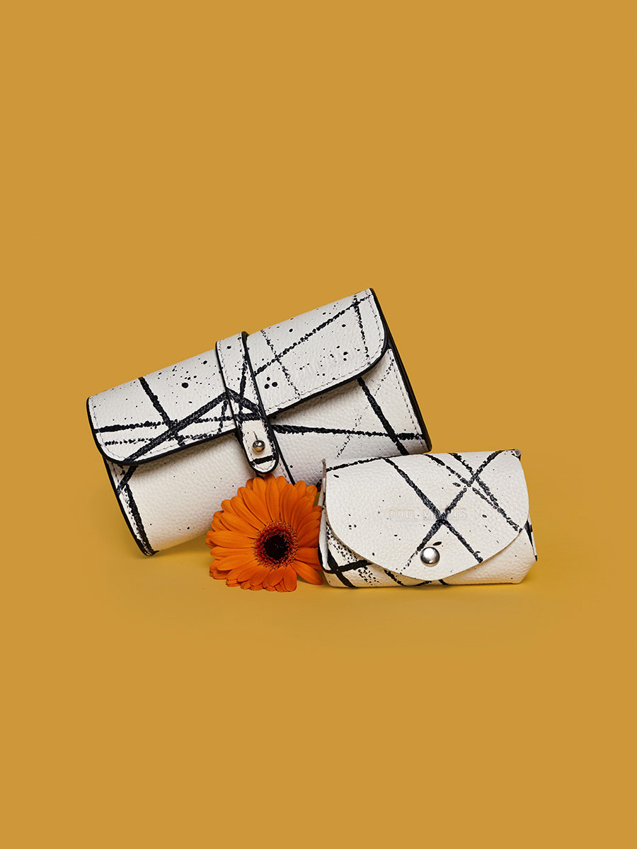 purse-white-black-orange-legustave-arty-01-ambient-view-clp-art1-b-w