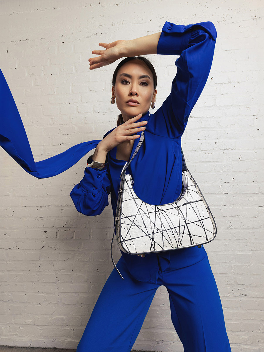 baguette-bag-leather-white-black-orange-victoire-arty-01-ambient-view-w54-art1-b-w