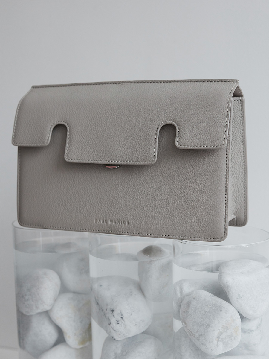 baguette-bag-leather-gabrielle-galet-ambient-view-w42-bm-gre