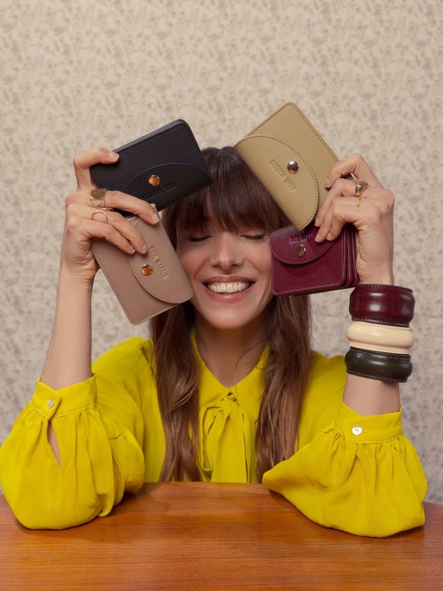 purse-leather-basile-almond-ambient-view-m75-al