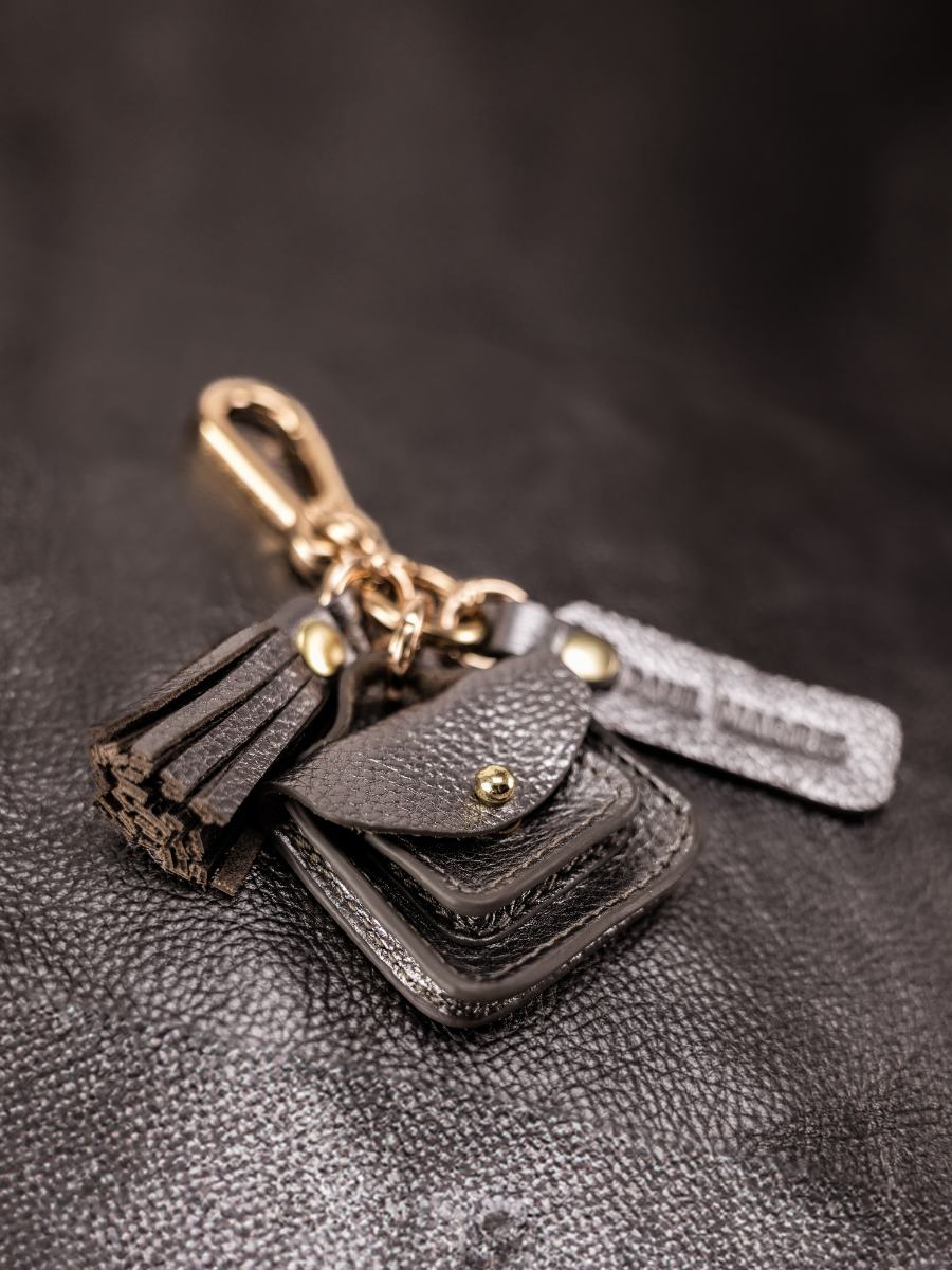 steel-leather-key-ring-labreloque-mademoiselle-george-paul-marius-ambient-picture-lkc-w05-gm
