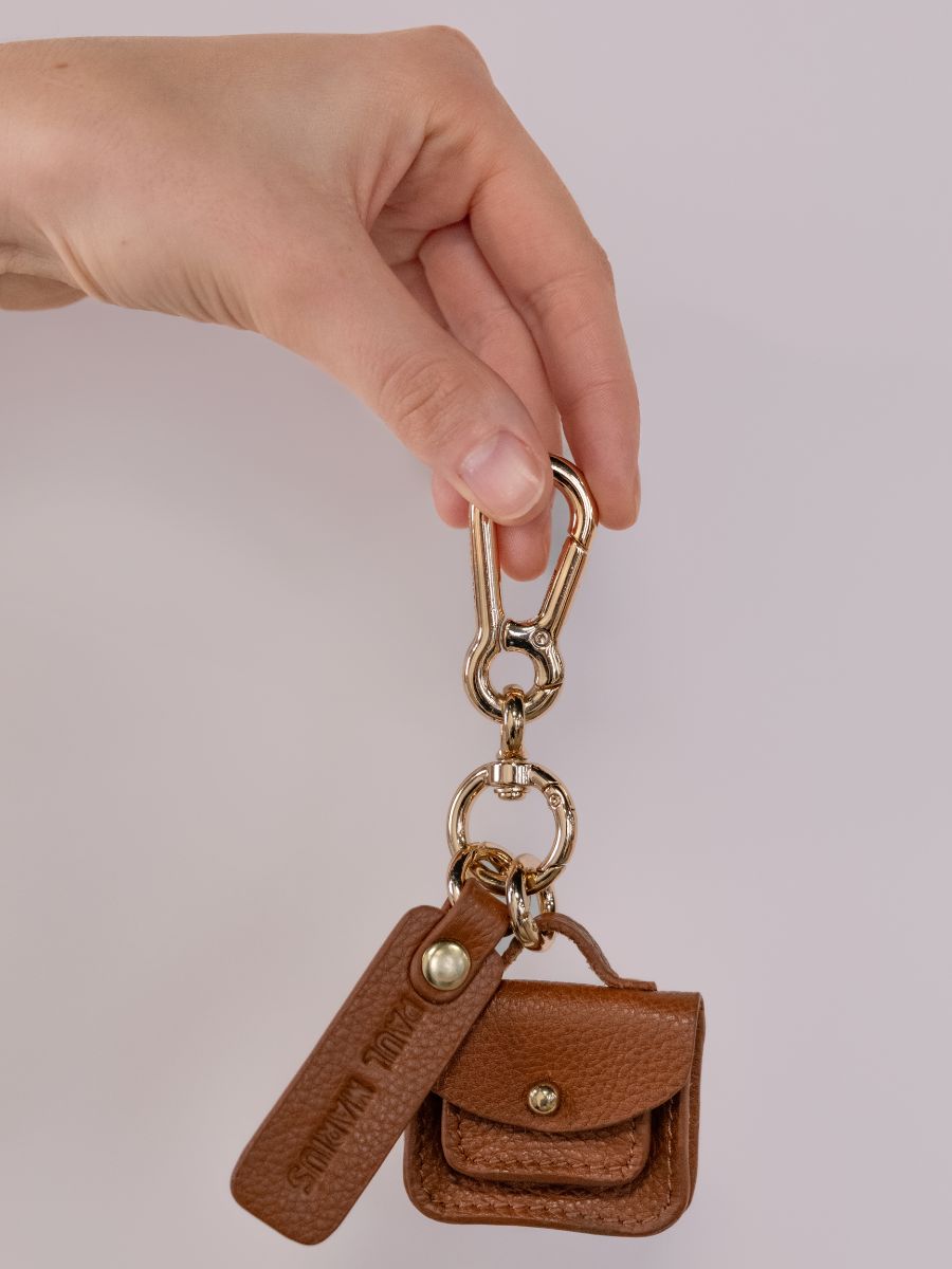 light-brown-leather-key-ring-leporte-cle-breloque-paul-marius-focus-material-picture-lkc-logo-l