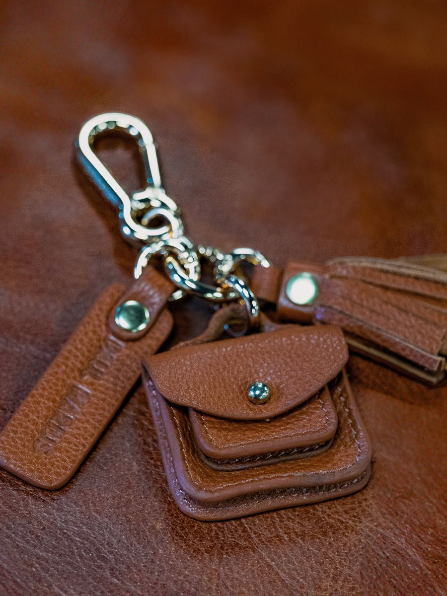 light-brown-leather-key-ring-leporte-cle-breloque-paul-marius-ambient-picture-lkc-logo-l