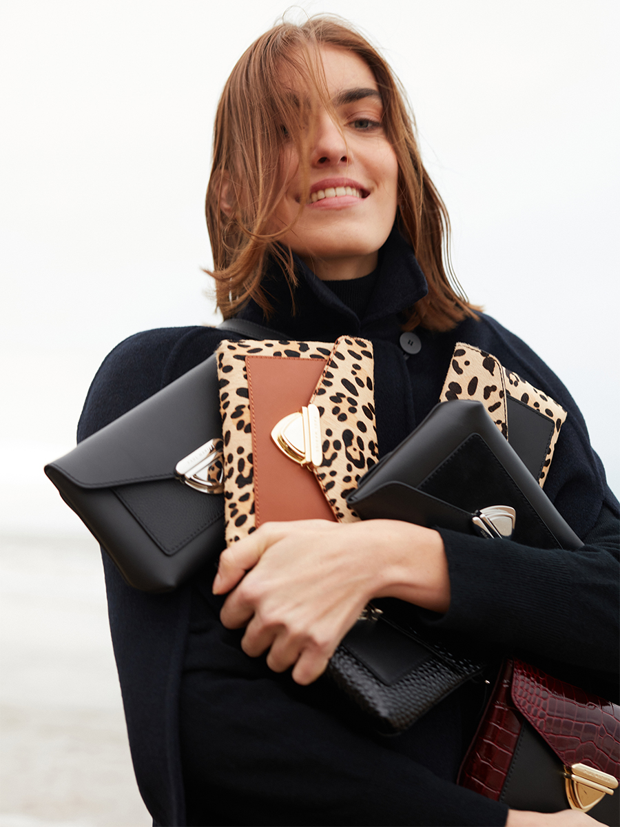 mini-bag-lecaprice-pochette-leopard-beige-ambient-view-w65-lp-bei