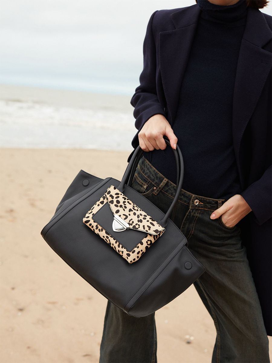 mini-bag-legustave-pochette-black-leopard-ambient-view-w65-lp-b 