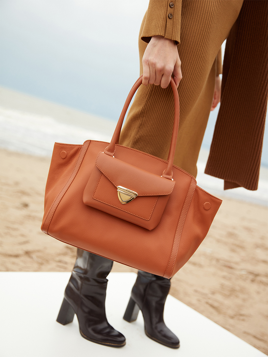 tote-bag-leather-LeCaprice-natural-ambient-view-w64m-bm-l