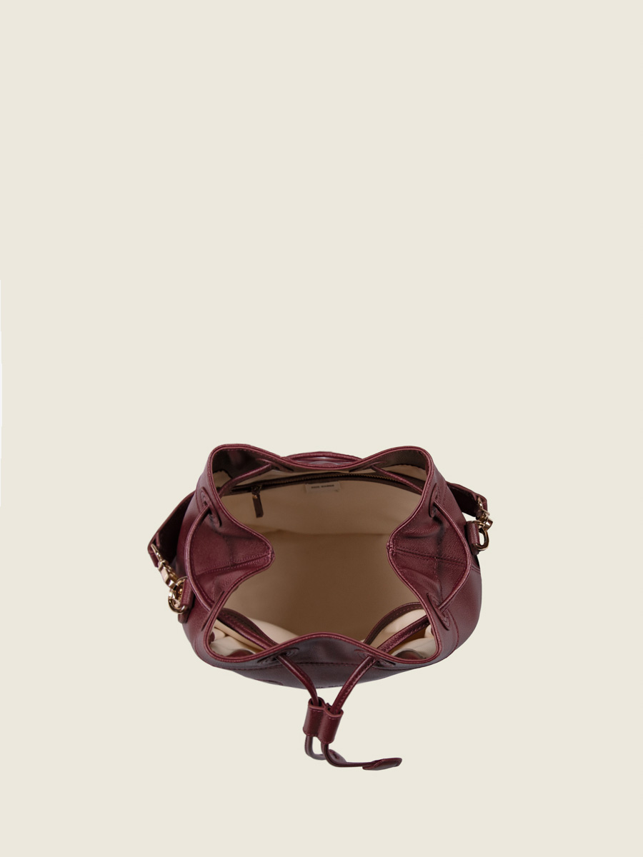 bucket-bag-leather-capucine-burgundy-ambient-view-w39-p