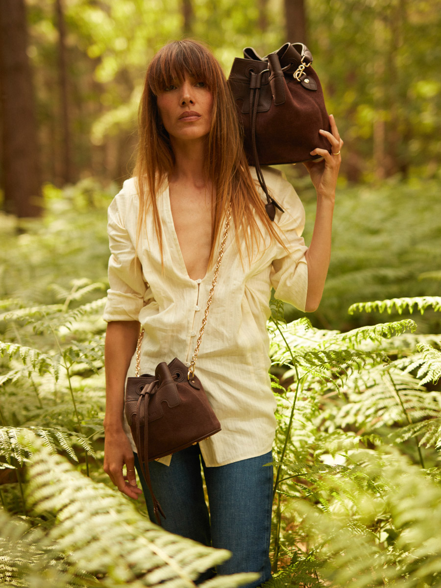 bucket-bag-brown-leather-capucine-chocolate-ambient-view-w39-su-db