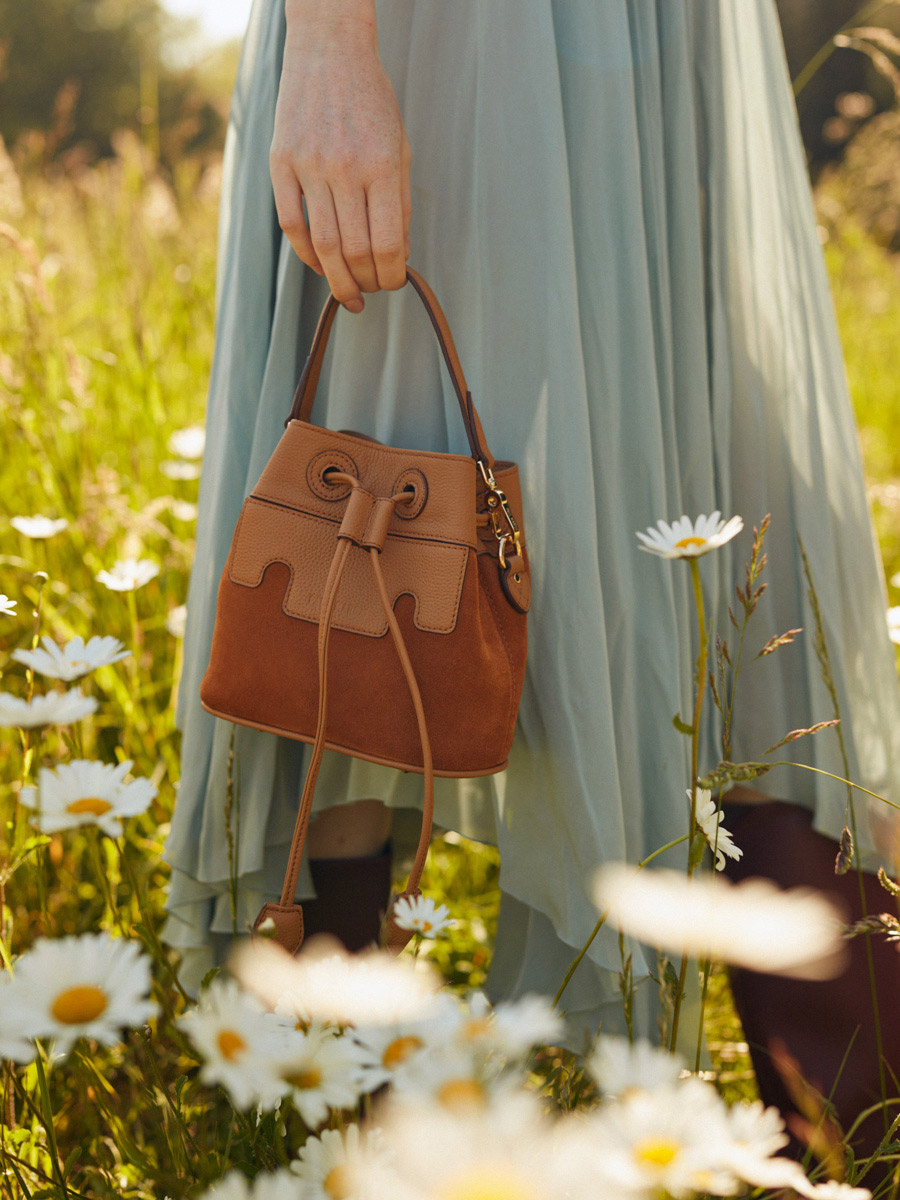 mini-bucket-bag-brown-leather-capucine-xs-brick-ambient-view-w39xs-su-co