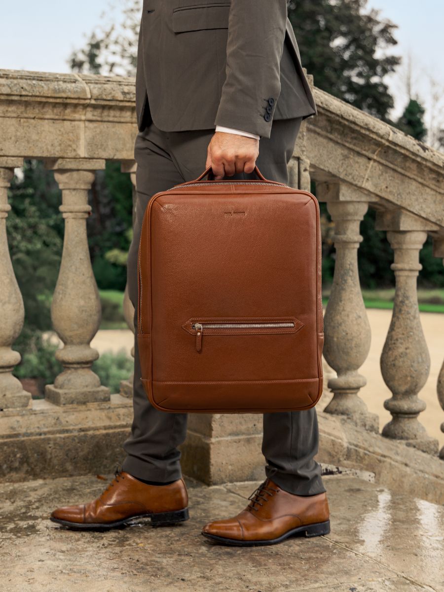 brown-leather-bagpack-charles-light-brown-paul-marius-ambient-view-picture-b11-l