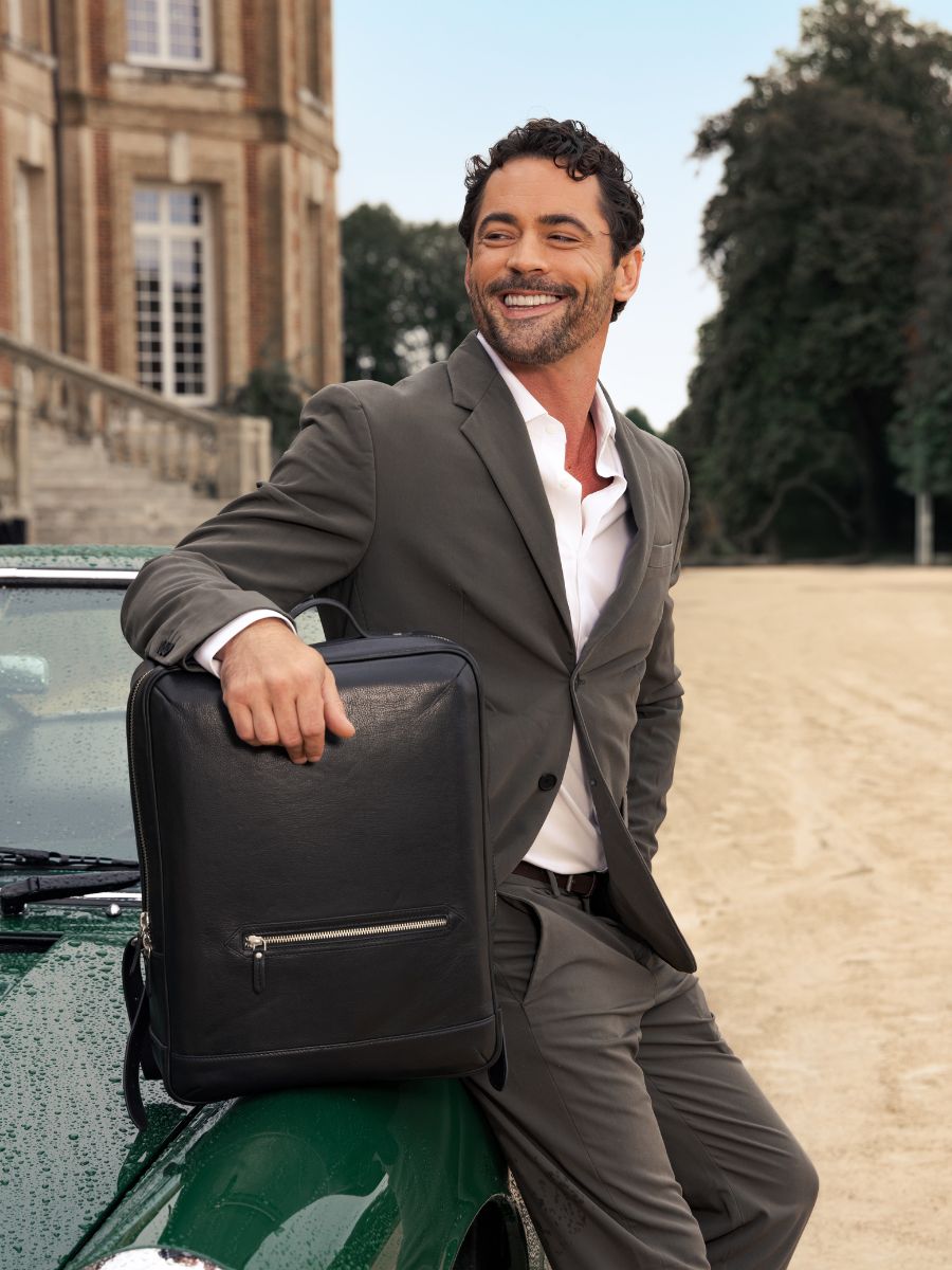 black-leather-bagpack-charles-black-paul-marius-focus-material-view-picture-b11-b