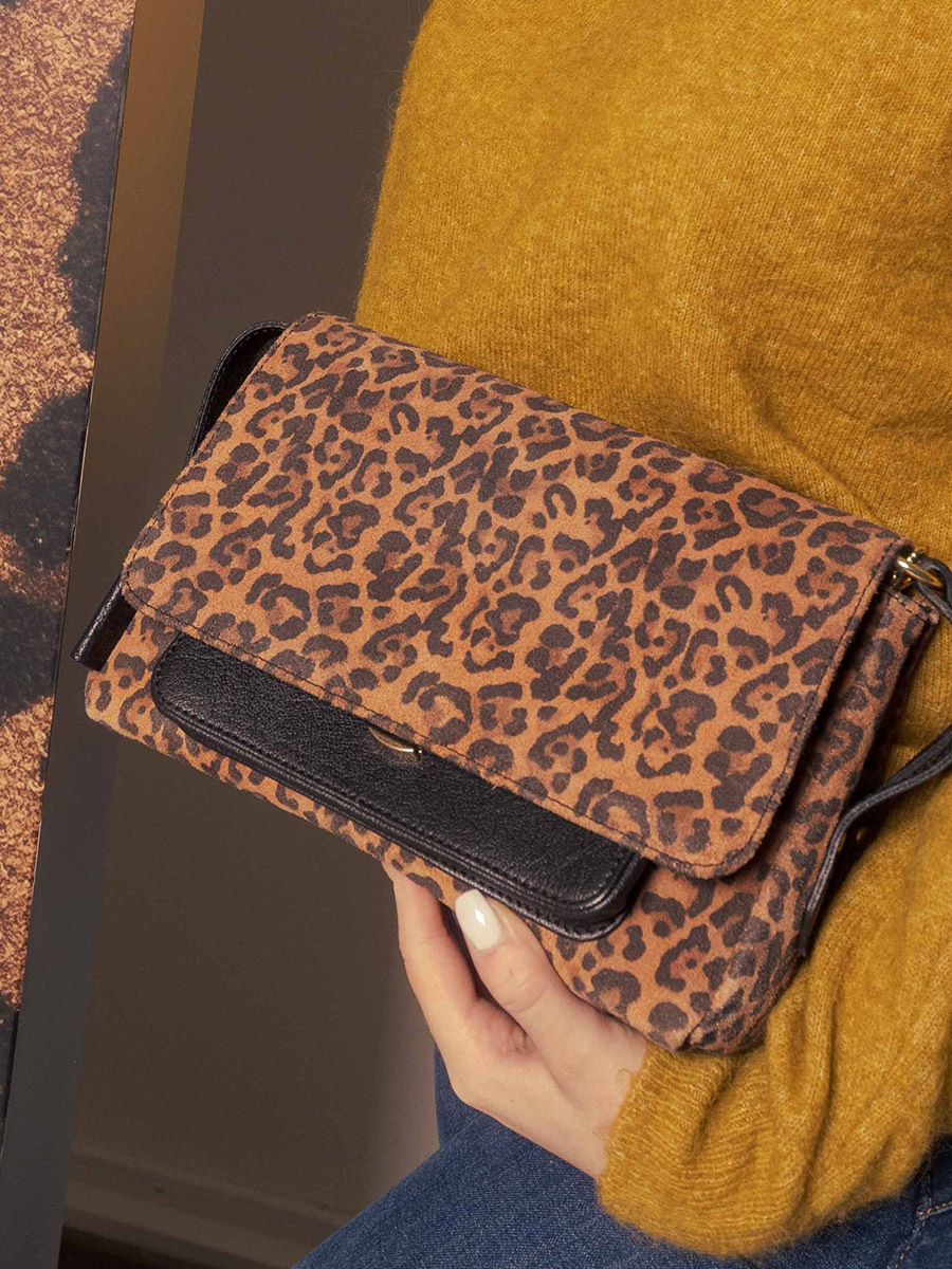 cross-body-diane-s-leopard-black-ambient-view-w35s-lp-b