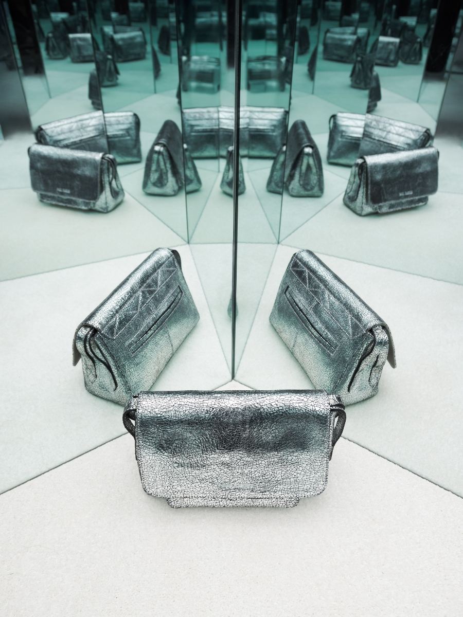 cross-body-bag-diane-s-miroir-silver-campaign-view-w35s-mir