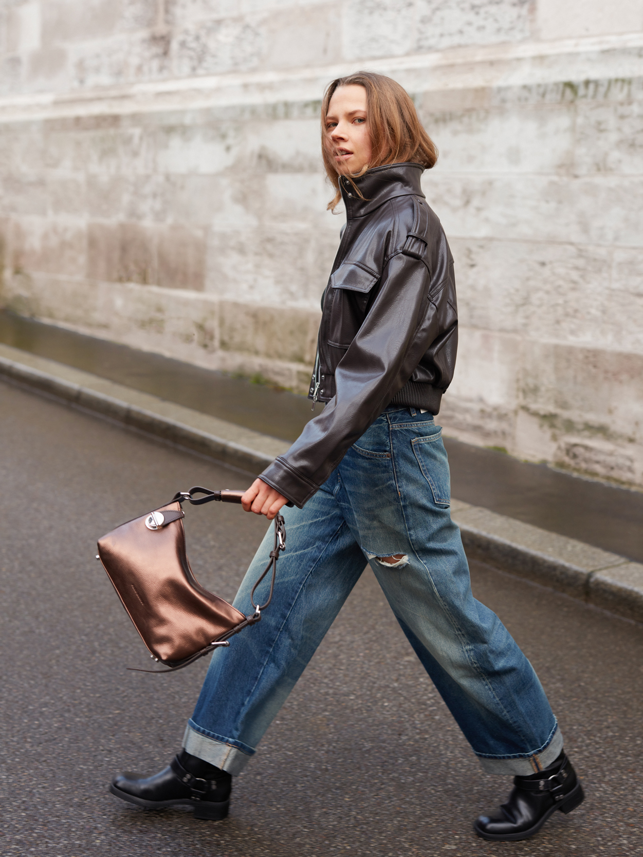 elliott-copper-leather-baguette-bag-women-ambient-view-w73m-c