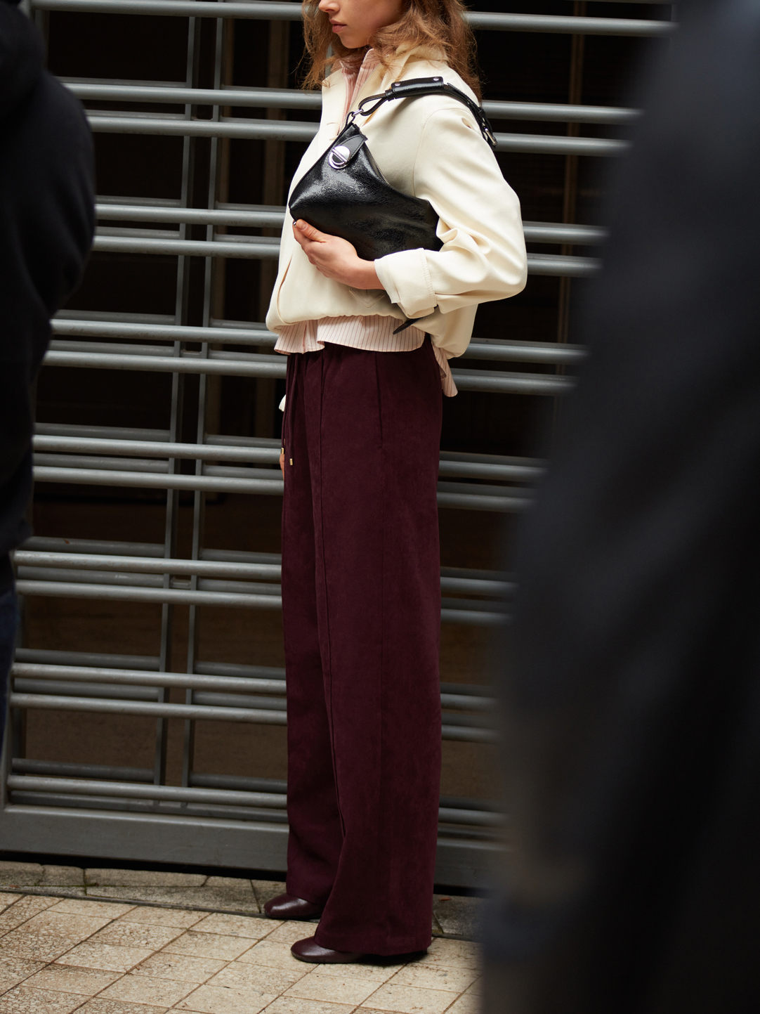  elliott-eclipse-leather-baguette-bag-women-ambient-view-w73m-m-b