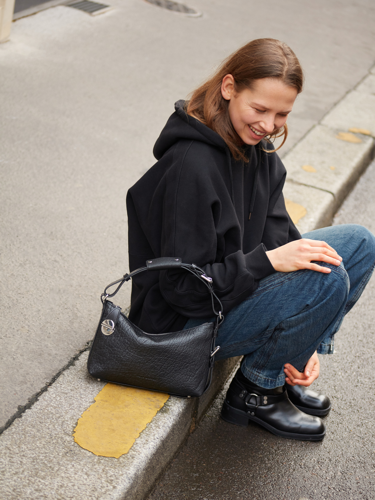 elliott-black-leather-baguette-bag-women-ambient-view-w73m-b 