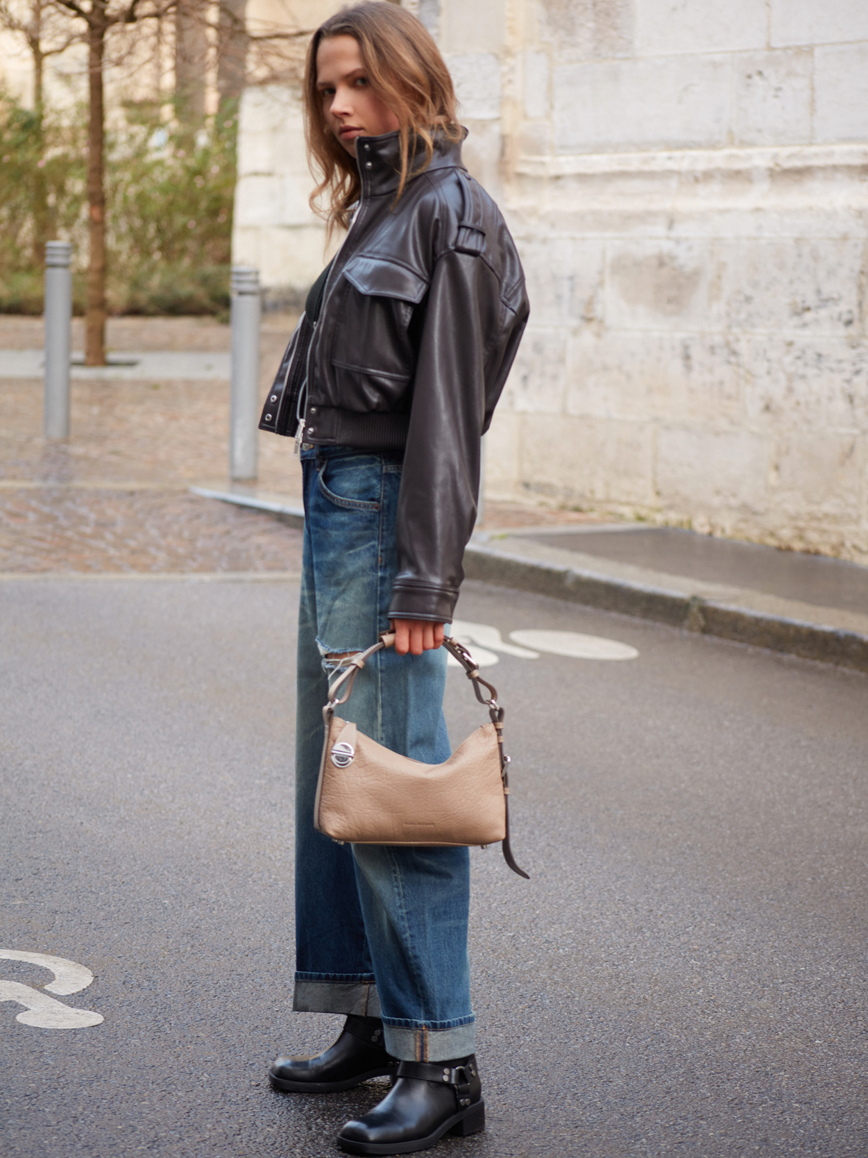 elliott-taupe-leather-baguette-bag-women-ambient-view-w73m-bei