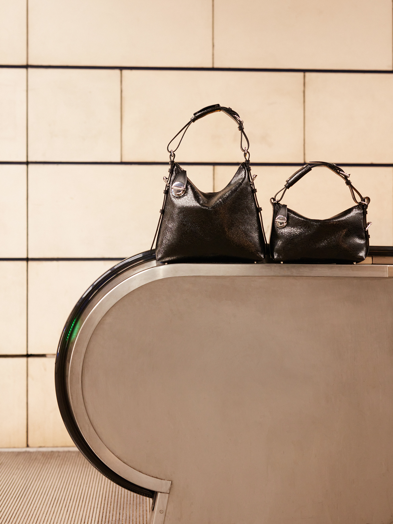  elliott-taupe-leather-hobo-bag-women-focus-material-w73l-bei