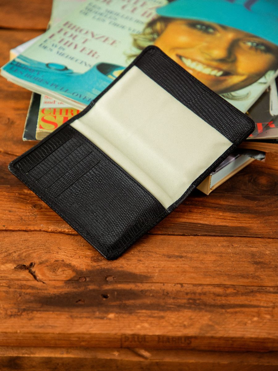jet-black-leather-passport-holder-etui-pour-passeport-1960-paul-marius-ambient-view-picture-m64-l-b