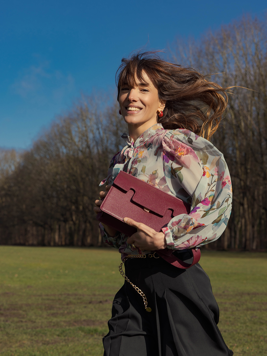 baguette-bag-leather-gabrielle-burgundy-side-view-w42-p