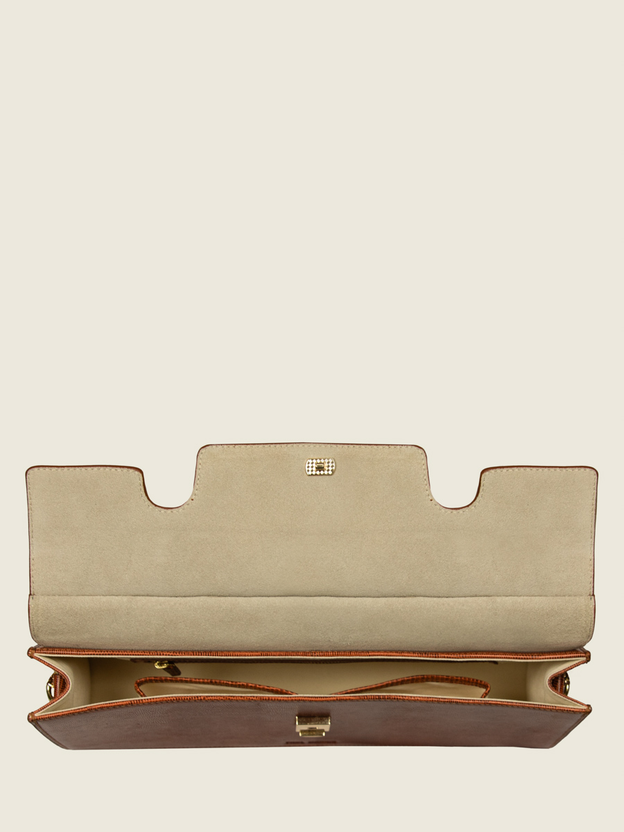 brown-leather-baguette-bag-gabrielle-ultra-long-1960-amber-paul-marius-ambient-view-picture-w42l-l-l