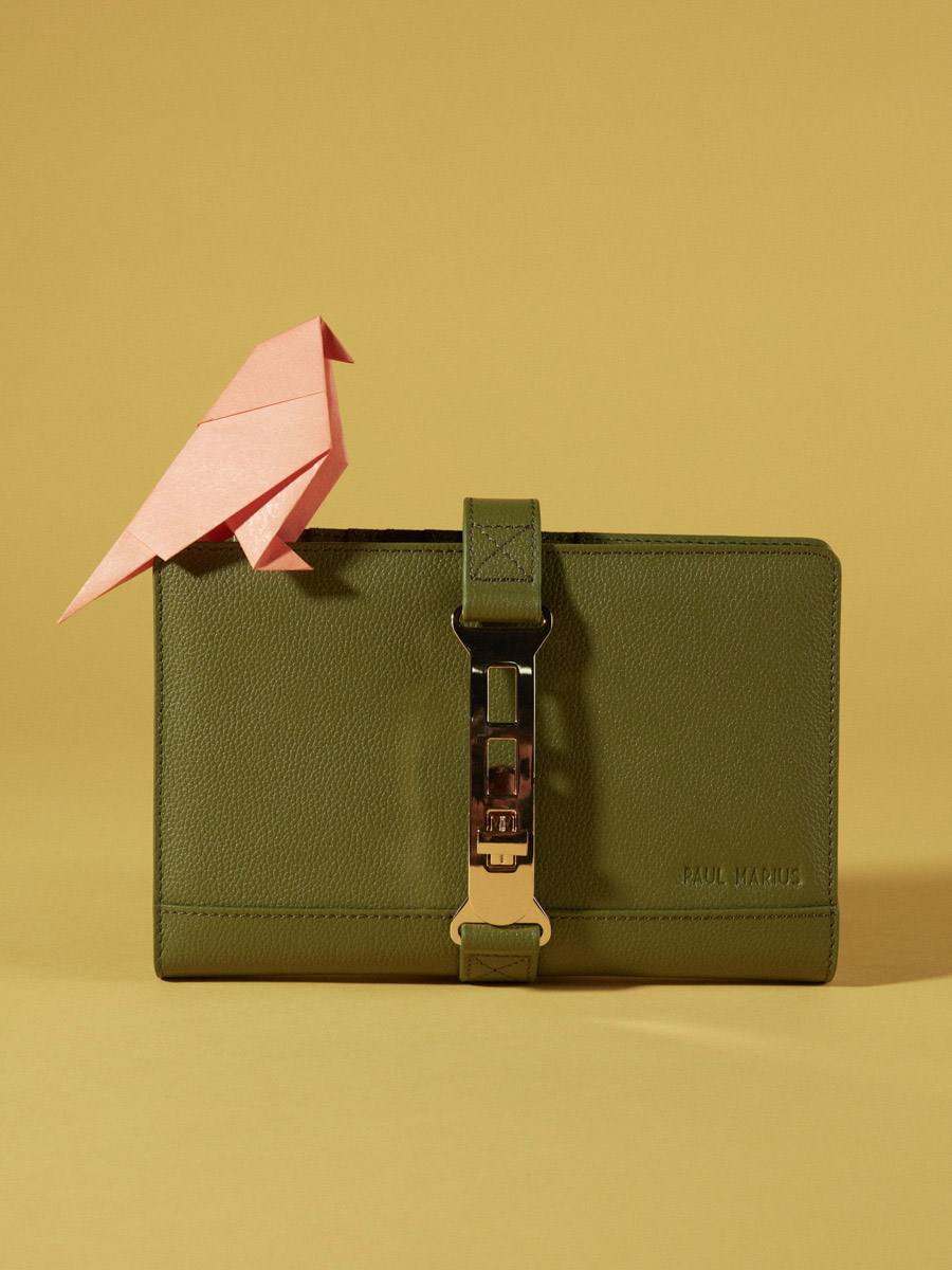 wallet-gaspard-olive-green-ambient-view-m78-gr-o