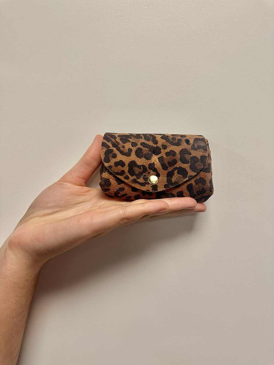 purse-legustave-leopard-black-ambient-view-clp-lp-b