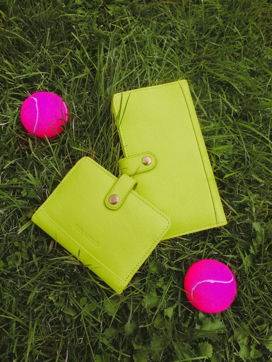 green-leather-wallet-leportefeuille-jeanne-sorbet-apple-paul-marius-campaign-picture-m34-sb-lgr
