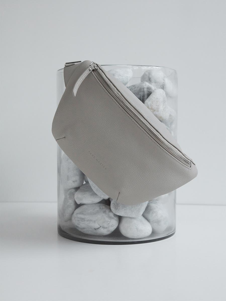 leather-fanny-pack-labanane-galet-grey-ambient-view-m503-bm-grei 
