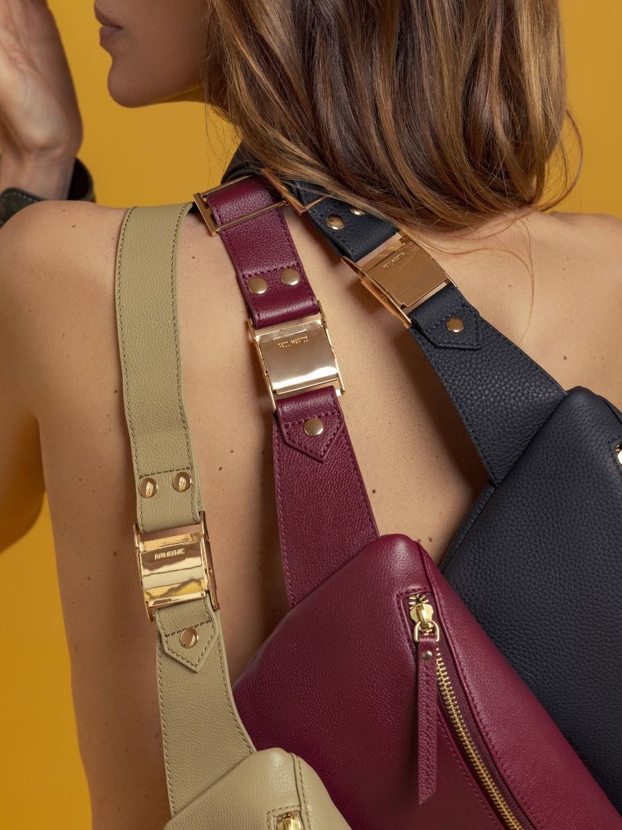 fanny-pack-leather-labanane-almond-ambient-view-m503-al