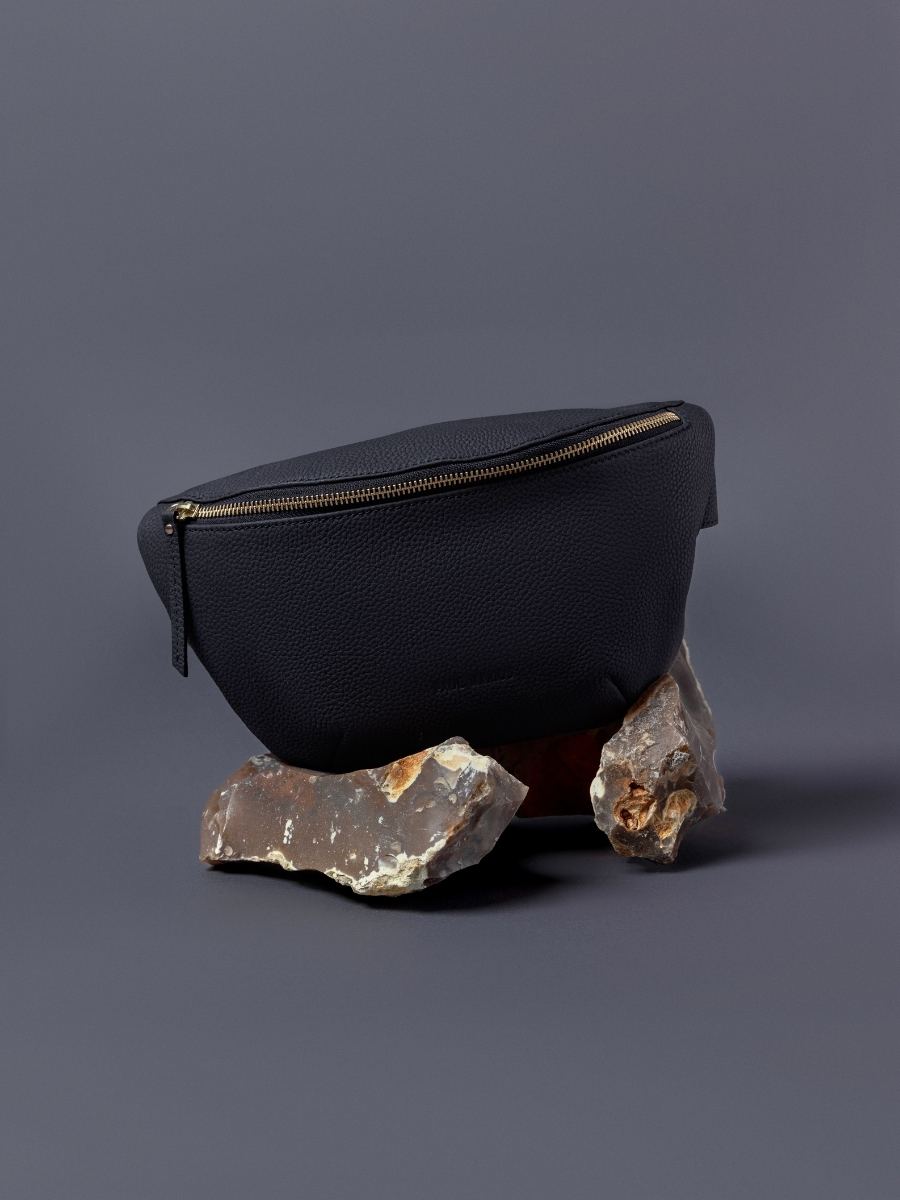 fanny-pack-leather-labanane-soft-black-focus-material-view-m503-bm-b