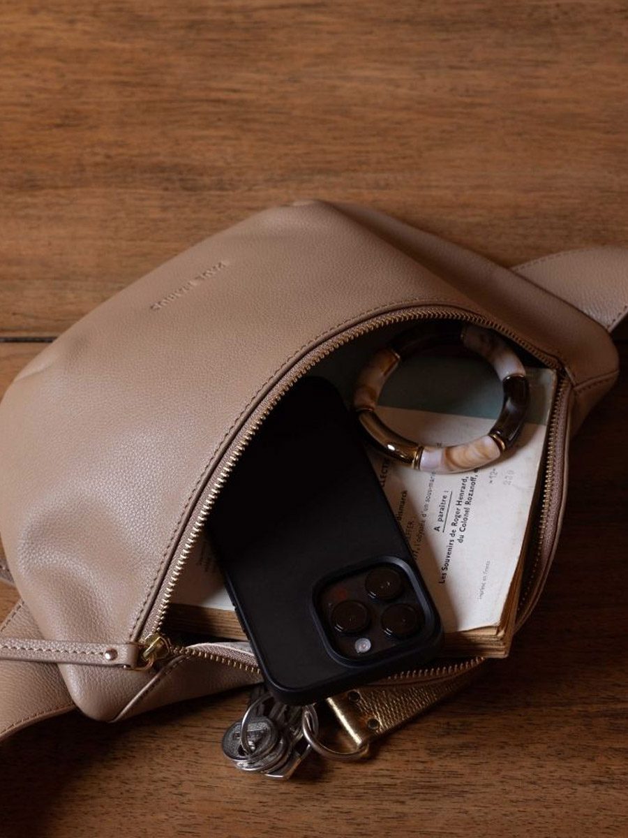 fanny-pack-leather-labanane-taupe-ambient-view-m503-bei