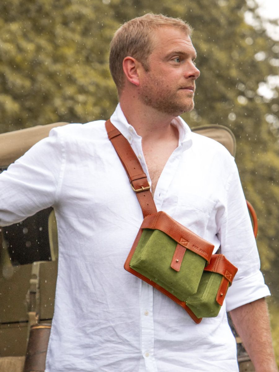 brown-khaki-leather-crossbody-bag-ambient-view-picture-lacartouchiere-nomade-paul-marius-m404-oco-gr