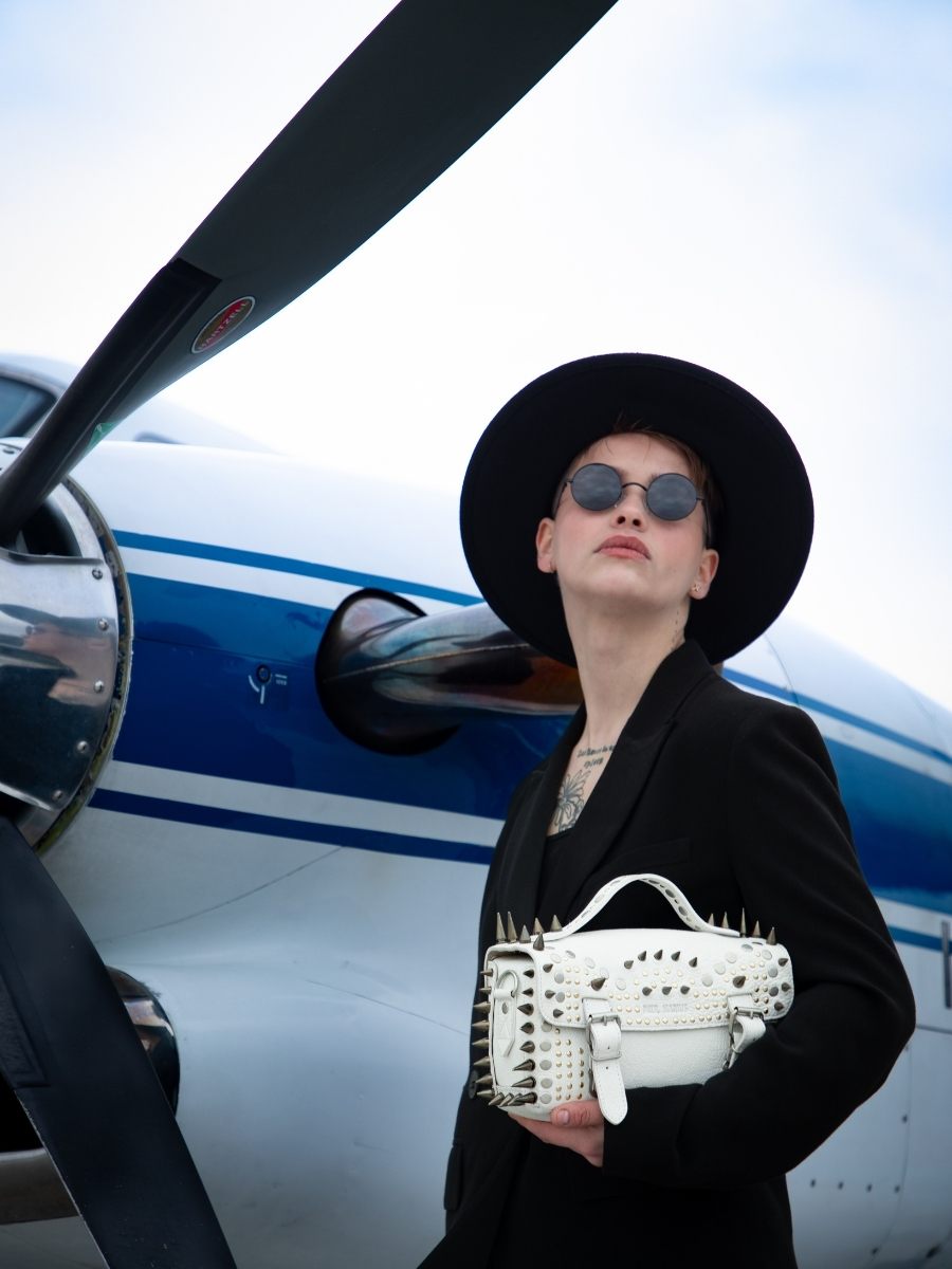 white-leather-shoulder-bag-lartisane-edition-noire-opus-paul-marius-ambient-view-picture-p02-bed-op4-w