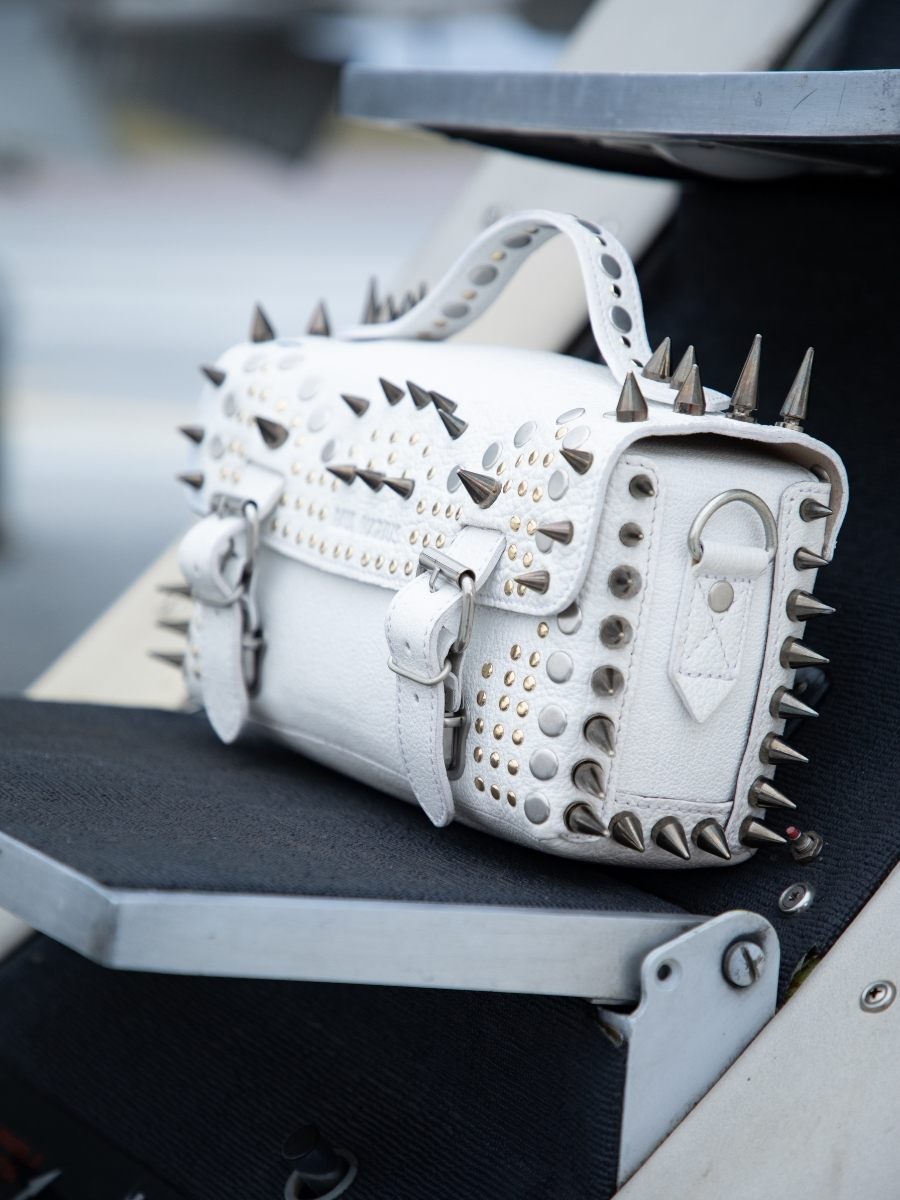 white-leather-shoulder-bag-lartisane-edition-noire-opus-paul-marius-focus-material-view-picture-p02-bed-op4-w