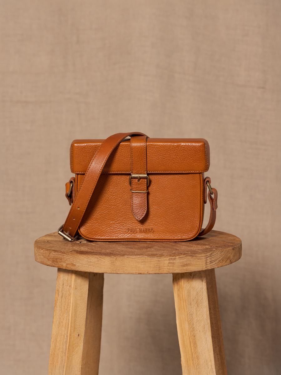 shoulder-bag-lecoquin-oiled-cognac-focus-material-view-m405-ol