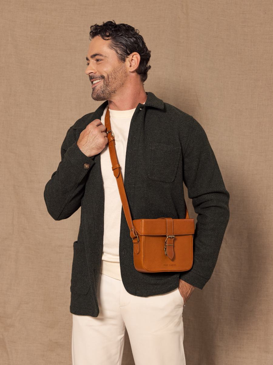 shoulder-bag-lecoquin-oiled-cognac-ambient-view-m405-ol