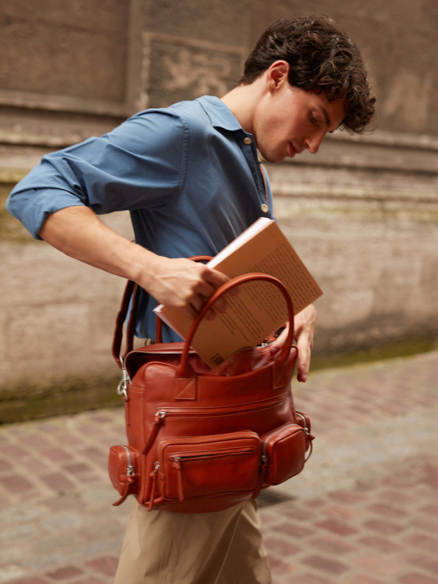 brown-multipockets-document-holder-ledandy-90s-cognac-ambient-view-w204-co