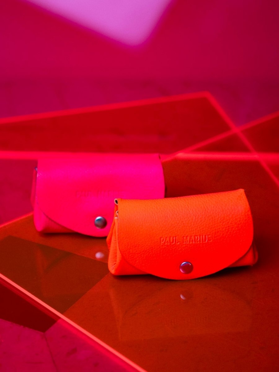 pink-leather-purse-legustave-neon-paul-marius-campaign-ambient-view-clp-ne-pi