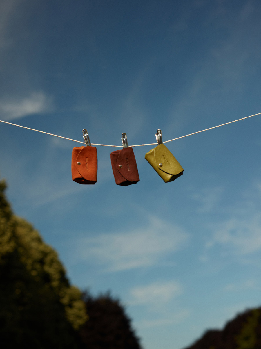 purse-brown-leather-legustave-brick-ambient-view-clp-su-co