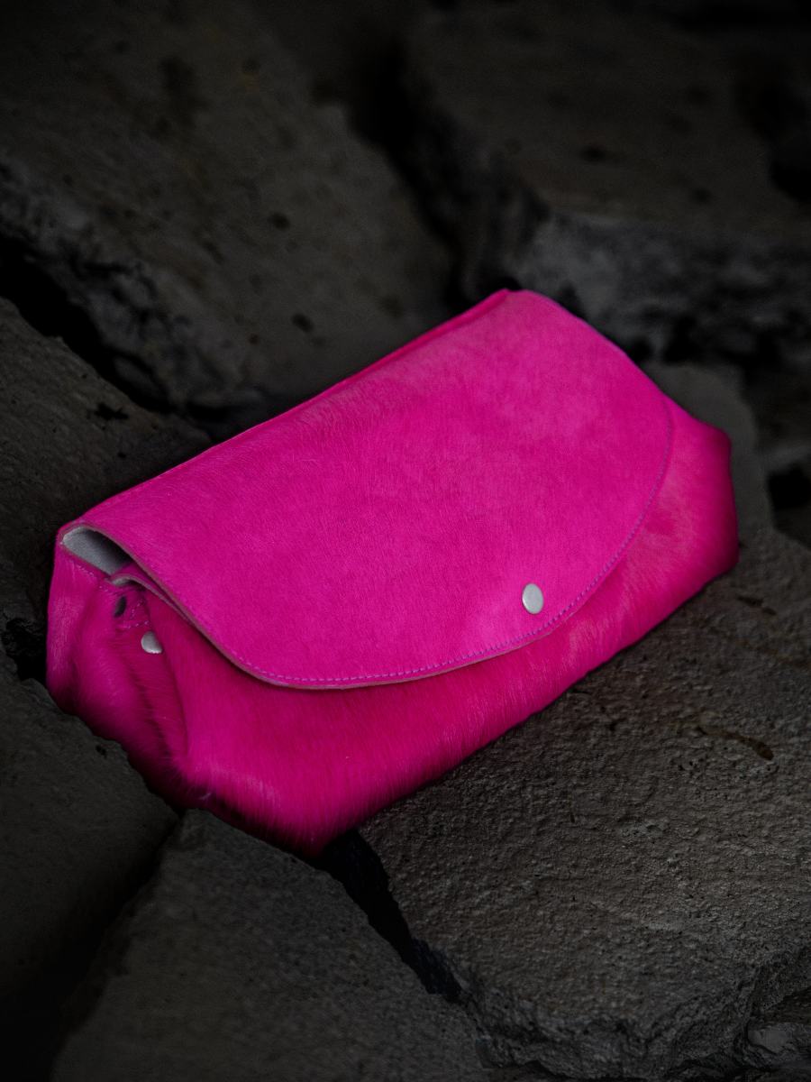 pink-leather-purse-legustave-xl-creature-acid-pink-paul-marius-campaign-ambient-view-clpxl-crea-s-pi