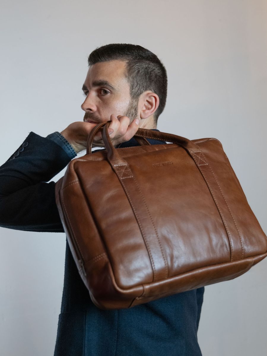 leather-briefcase-brown-ambient-view-picture-lemecanographe-tobacco-brown-paul-marius-m22-mk