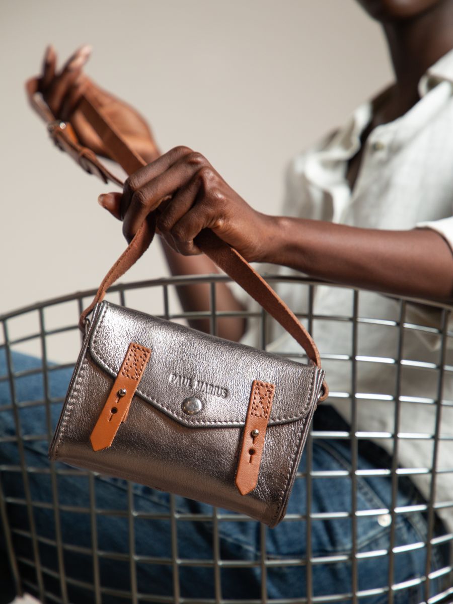 silver-leather-shoulder-bag-lindispensable-steel-paul-marius-focus-material-picture-w08-gm