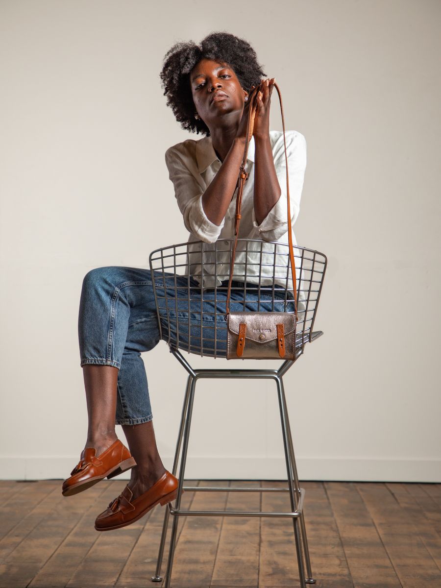 silver-leather-shoulder-bag-lindispensable-steel-paul-marius-campaign-picture-w08-gm