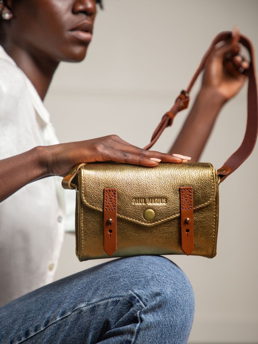 gold-leather-shoulder-bag-lindispensable-bronze-paul-marius-focus-material-picture-w08-og