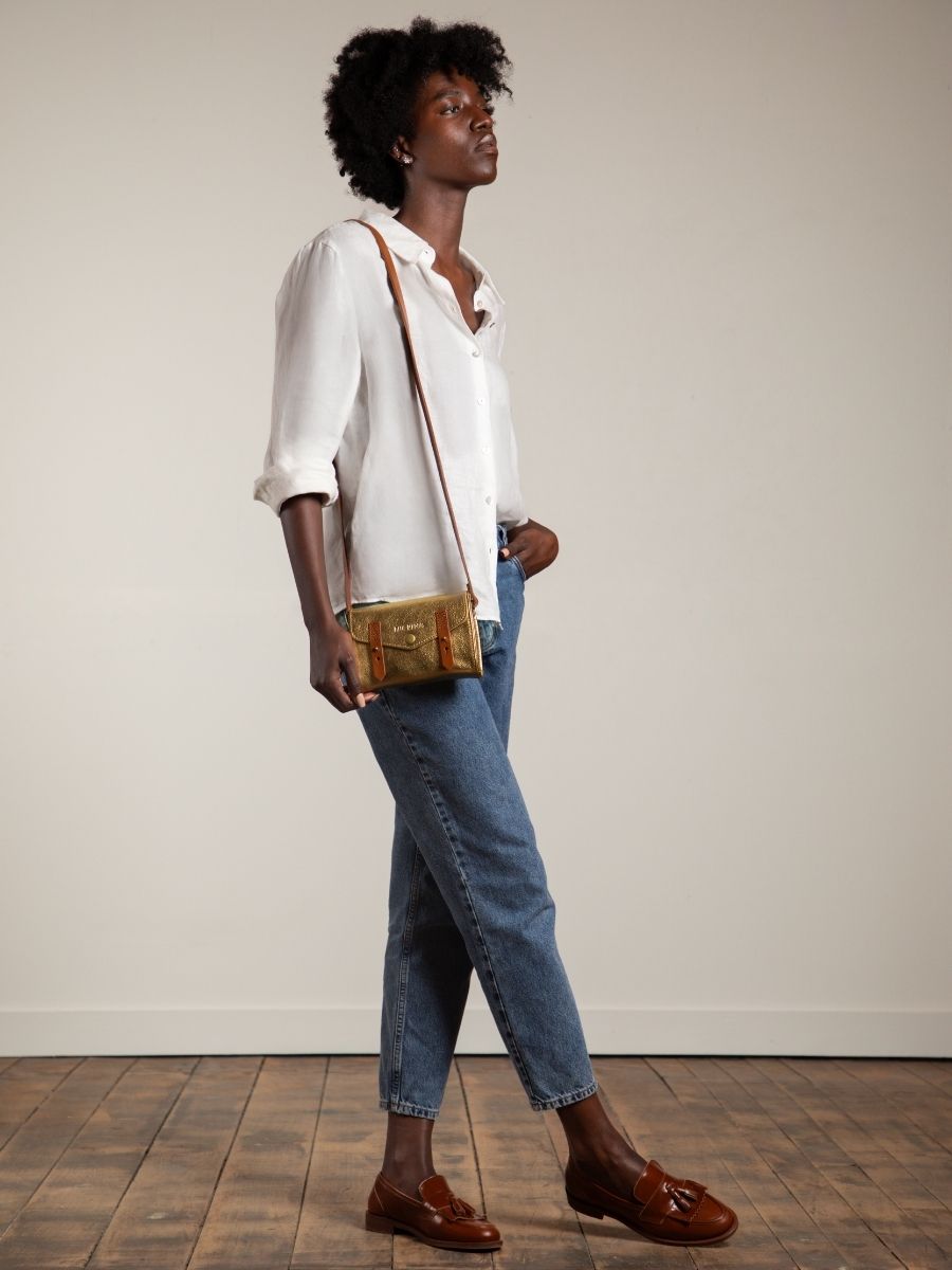 gold-leather-shoulder-bag-lindispensable-bronze-paul-marius-campaign-picture-w08-og
