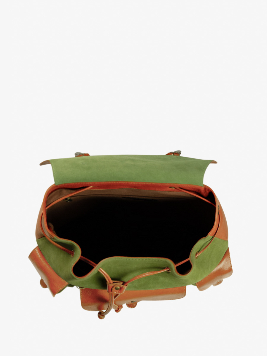 leather-back-pack-brown-khaki-ambient-view-picture-lemeridien-nomade-paul-marius-m35-oco-gr